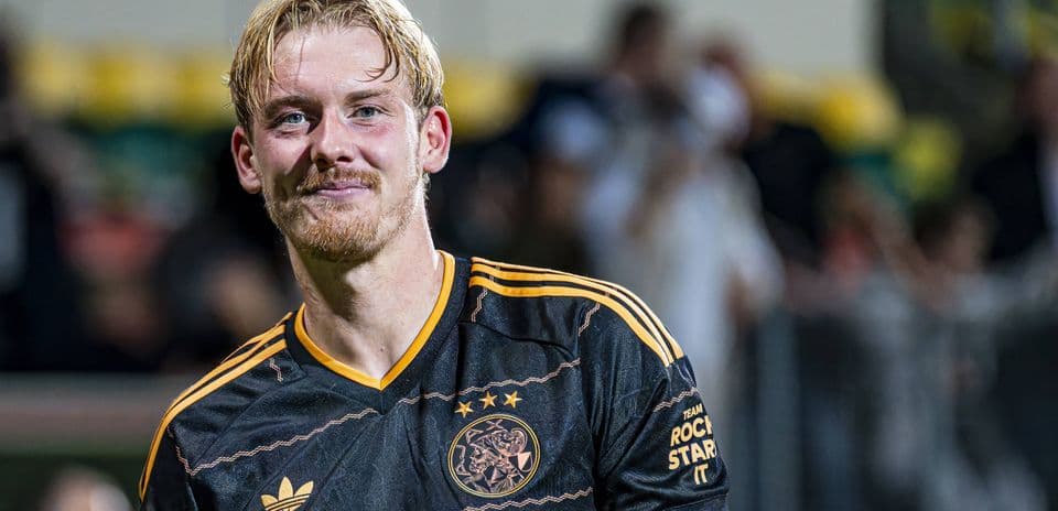 Игрок в черной форме Ajax после матча