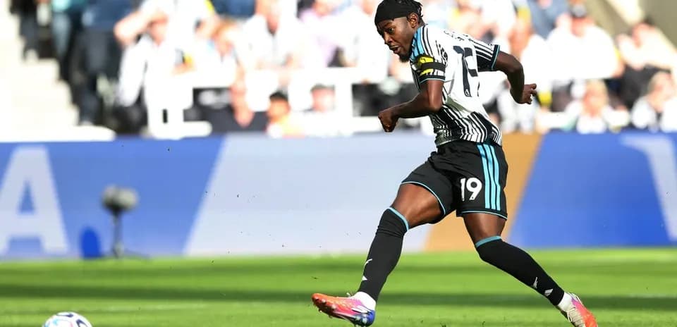 Игрок Newcastle United наносит удар по мячу