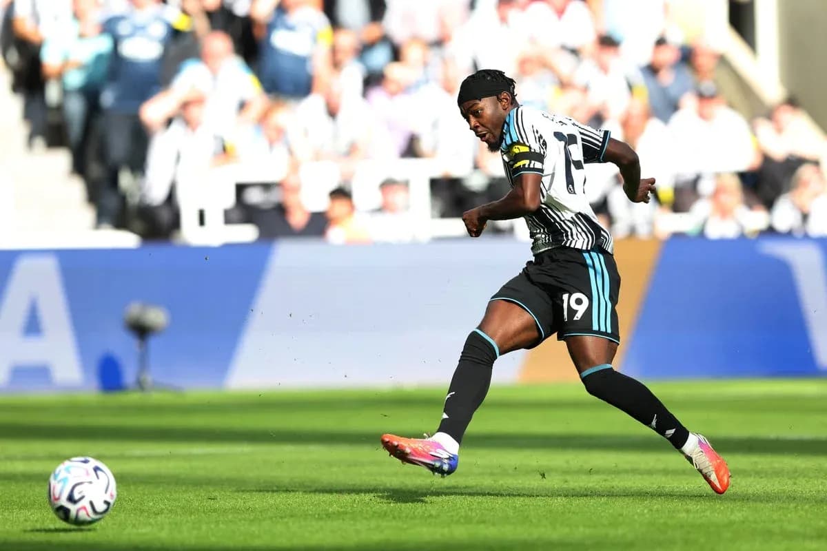 Игрок Newcastle United наносит удар по мячу