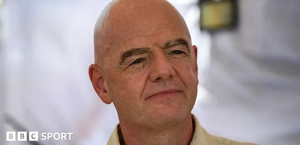 Человек с лысой головой на фоне размытых объектов