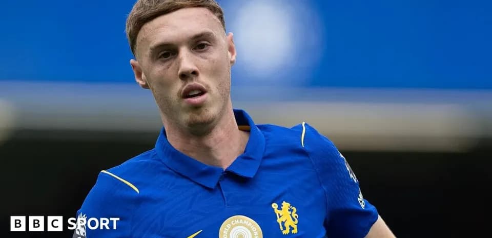 Игрок в синей форме Chelsea на поле