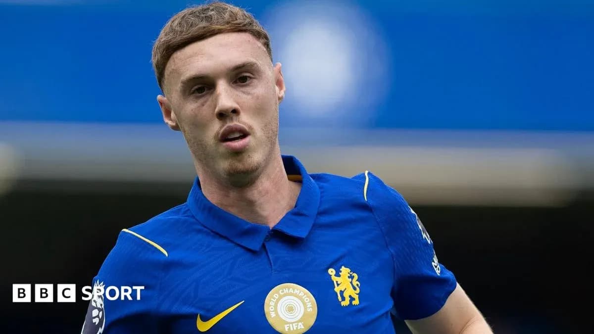Игрок в синей форме Chelsea на поле