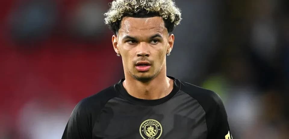 Игрок в черной форме Manchester City на поле