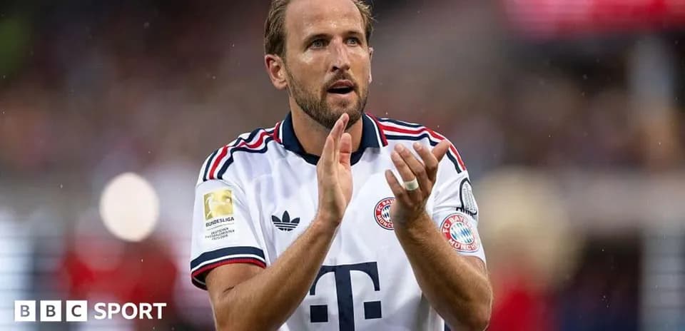Игрок команды Bayern Munich аплодирует болельщикам