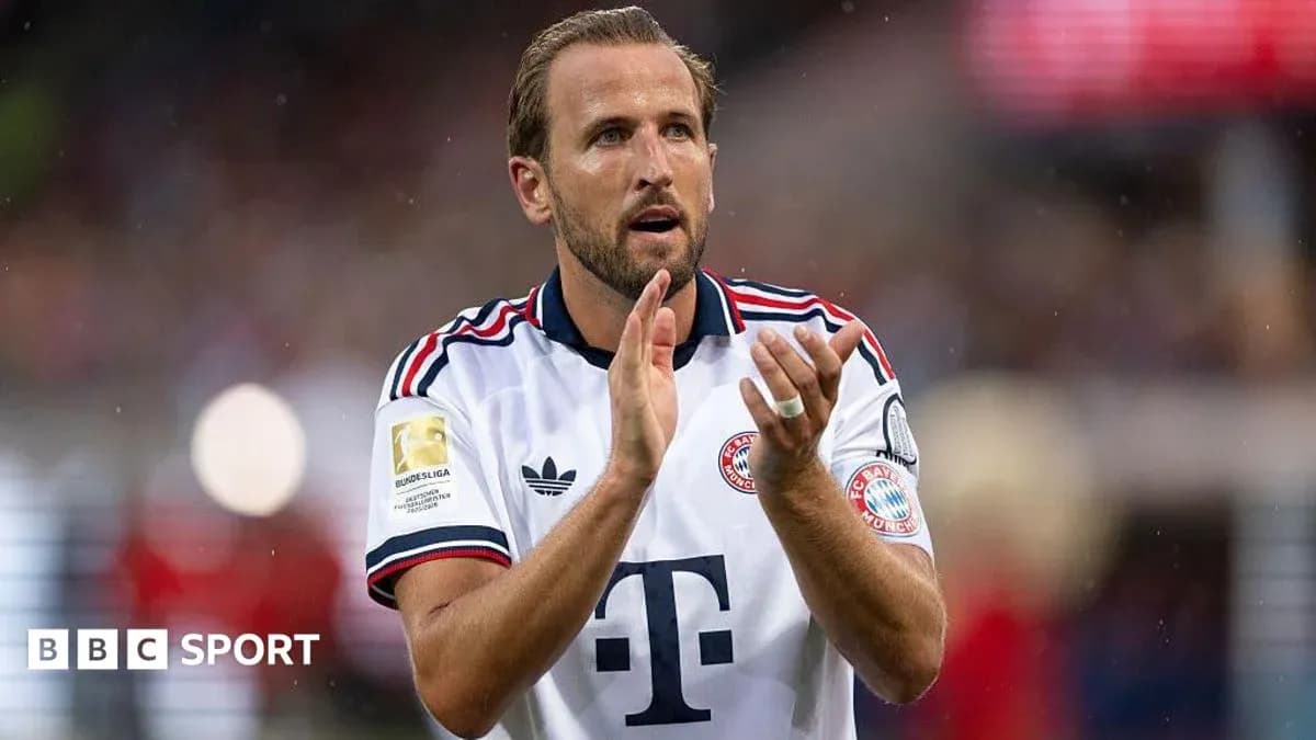 Игрок команды Bayern Munich аплодирует болельщикам