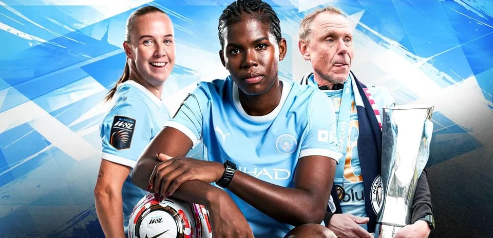 Игроки и тренер Manchester City с трофеем