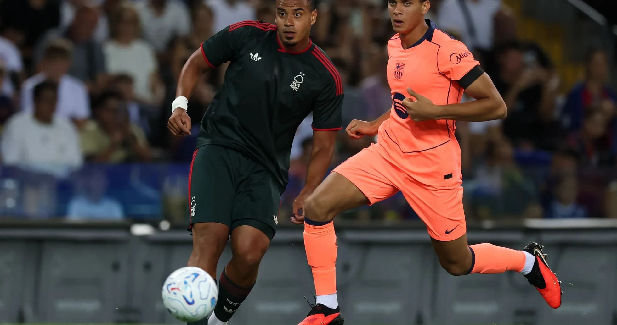 Игроки в форме Nottingham Forest и Barcelona на поле