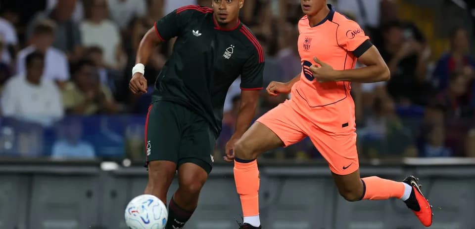 Игроки в форме Nottingham Forest и Barcelona на поле
