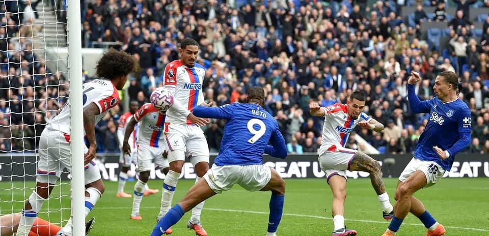 Игроки Crystal Palace и Everton в матче