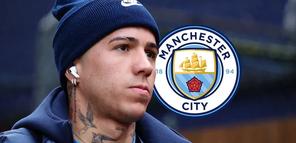 Игрок с наушниками и логотипом Manchester City
