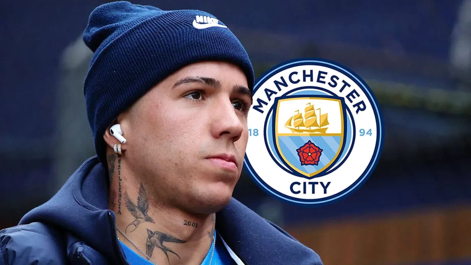 Игрок с наушниками и логотипом Manchester City