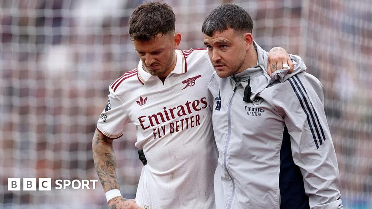 Игрок Arsenal покидает поле с медицинским работником