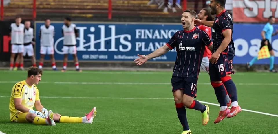 Игроки FK Crvena Zvezda празднуют гол
