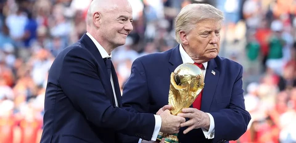 Gianni Infantino и Дональд Трамп с трофеем Кубка мира