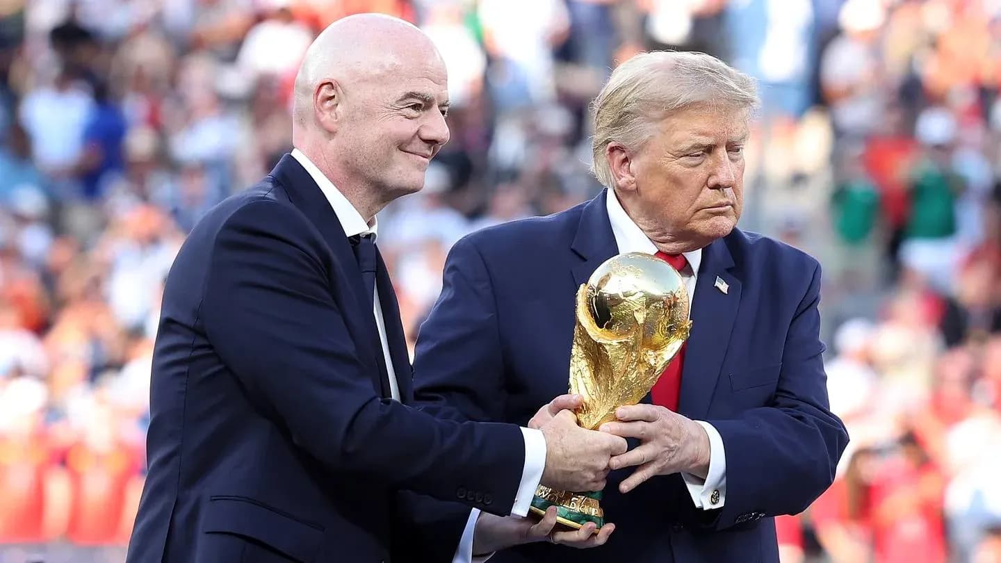 Gianni Infantino и Дональд Трамп с трофеем Кубка мира