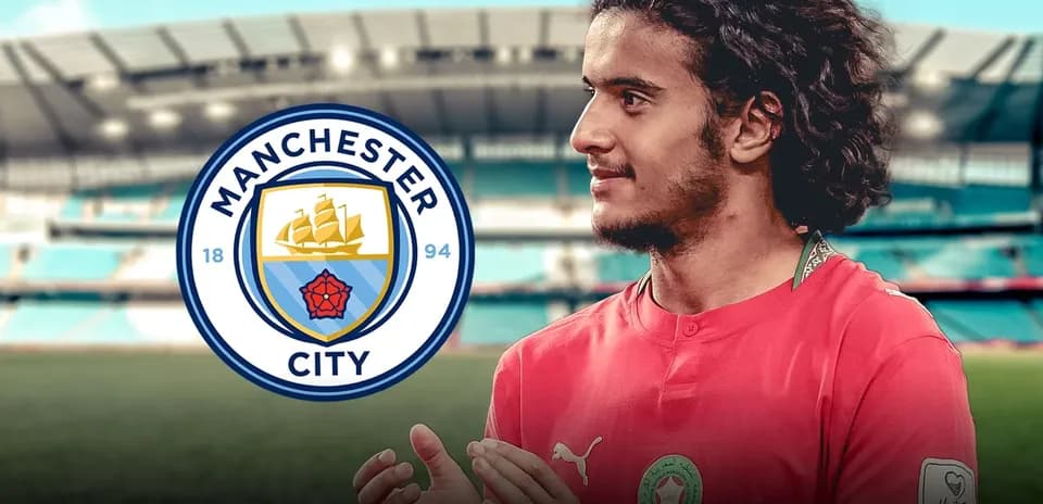 Игрок в красной форме с логотипом Manchester City