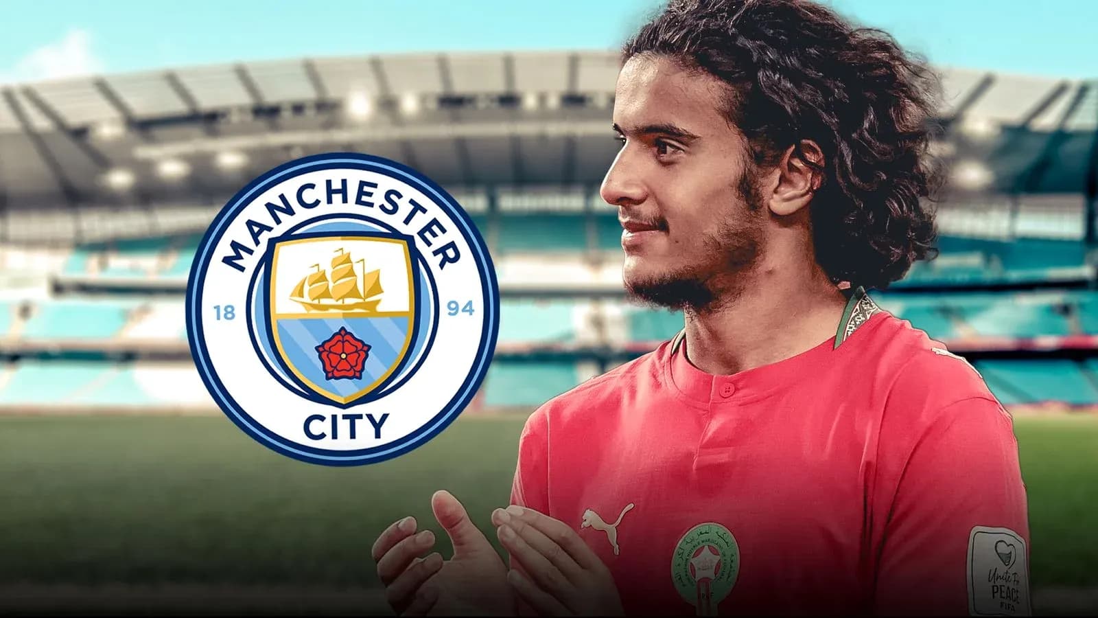 Игрок в красной форме с логотипом Manchester City