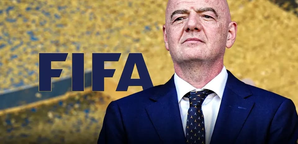 Председатель FIFA на фоне золотого фона