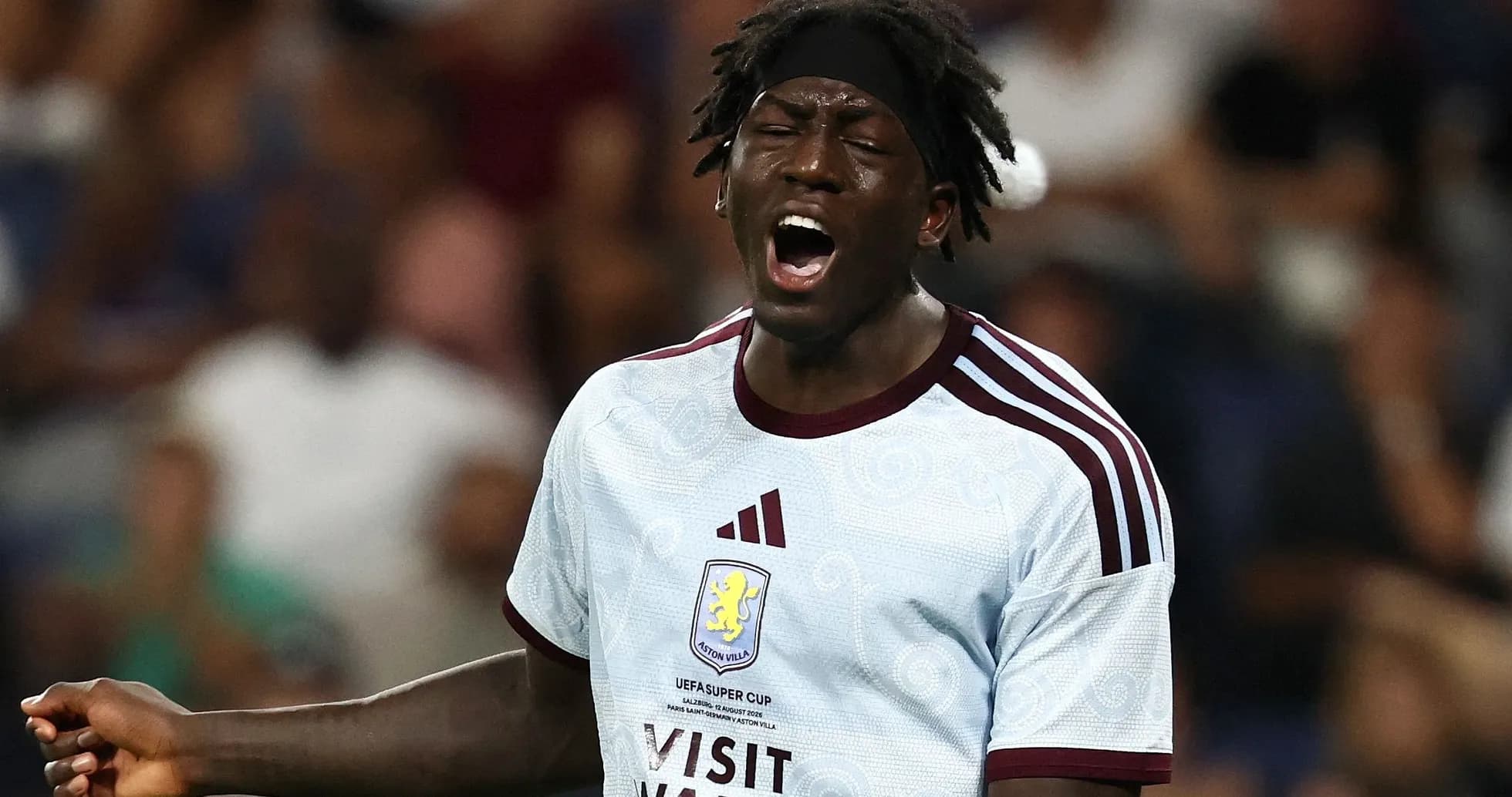 Игрок Aston Villa с выражением эмоций на поле