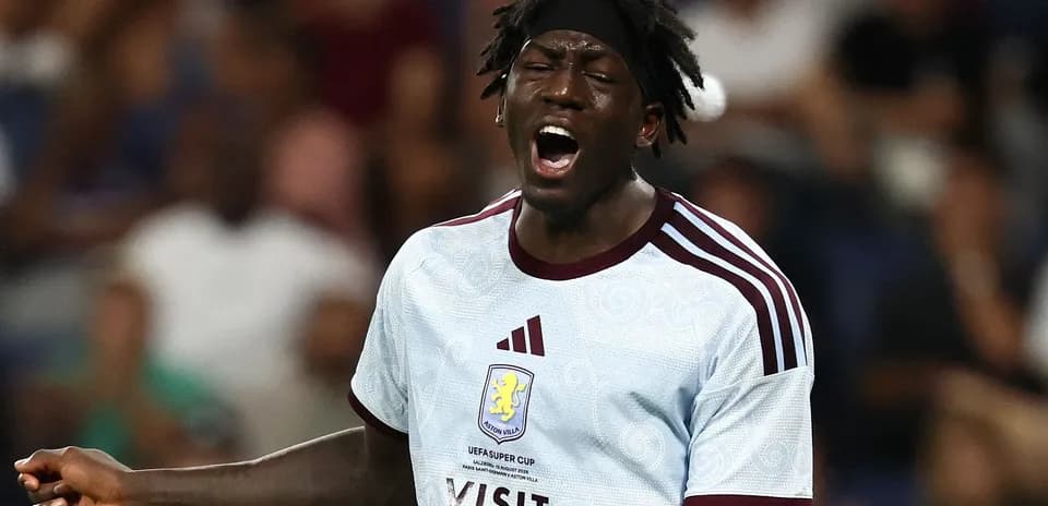 Игрок Aston Villa с выражением эмоций на поле