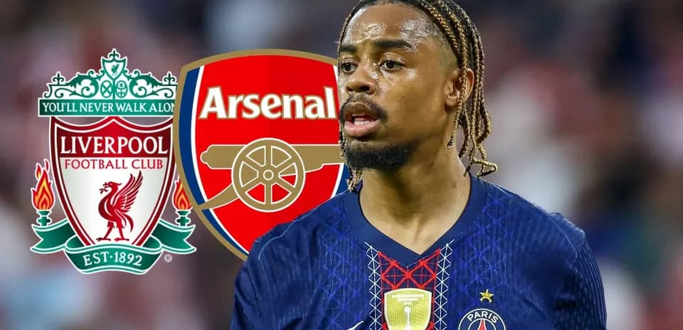 Игрок PSG с логотипами Ливерпуля и Арсенала