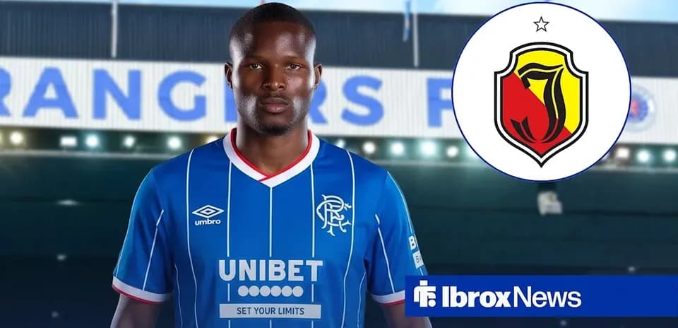 Игрок в синей футболке Rangers на стадионе