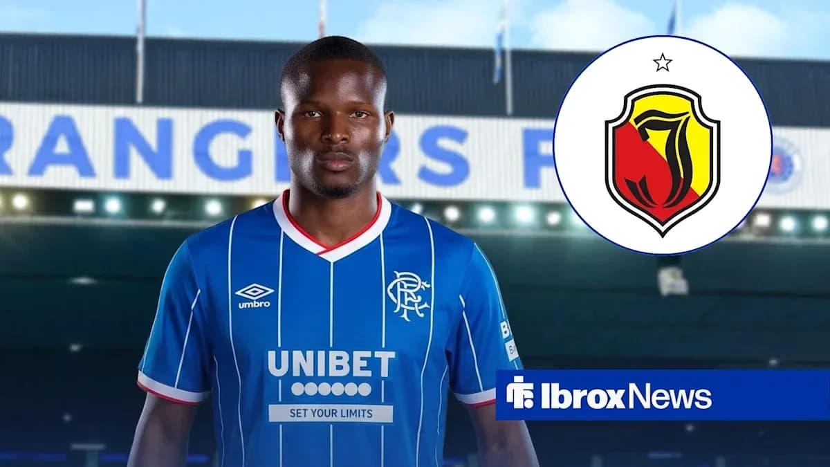 Игрок в синей футболке Rangers на стадионе