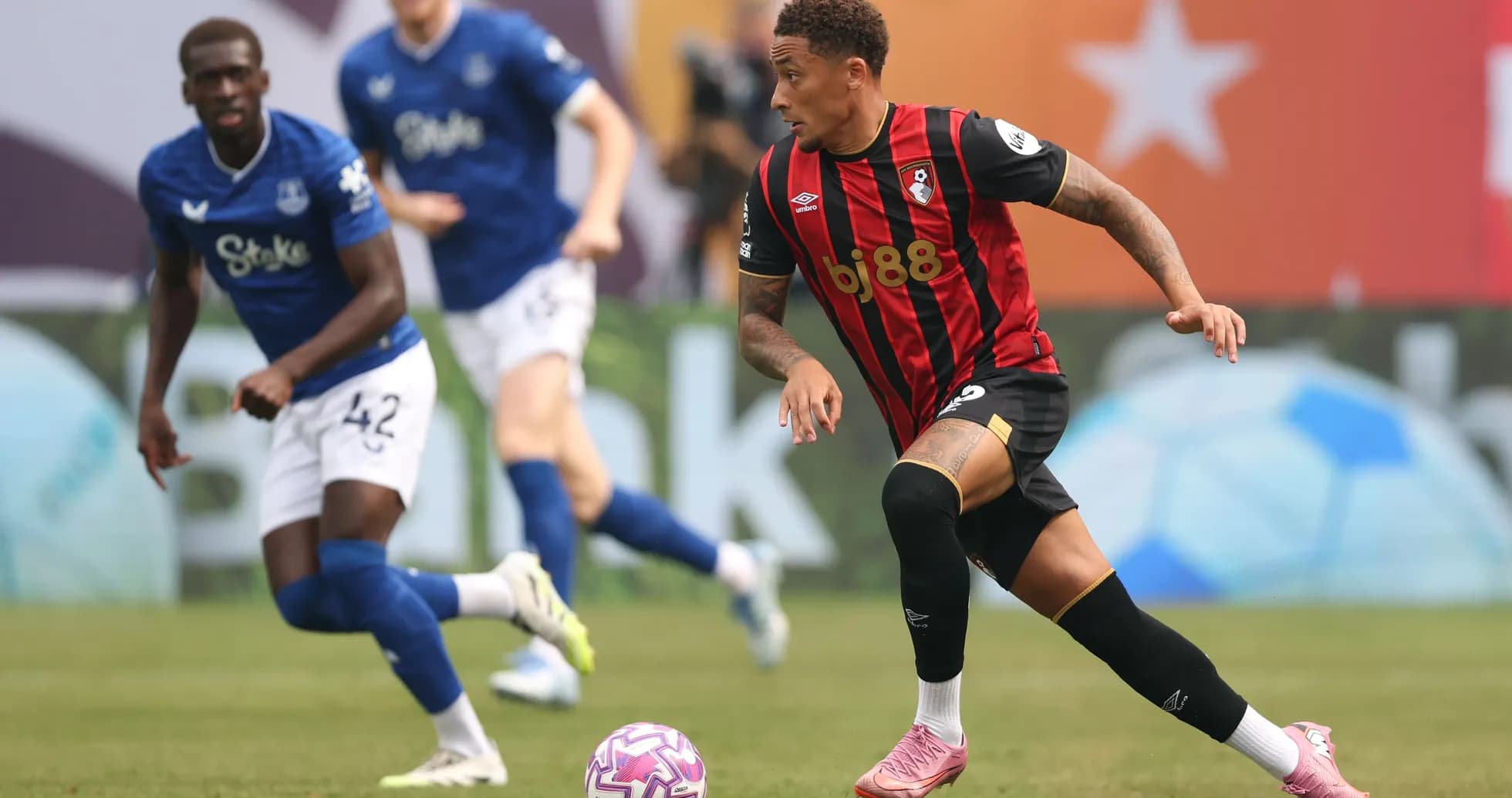 Игрок Bournemouth ведет мяч, соперник сзади