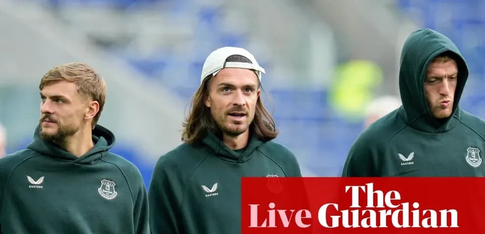 Игроки Everton в тренировочных толстовках на поле