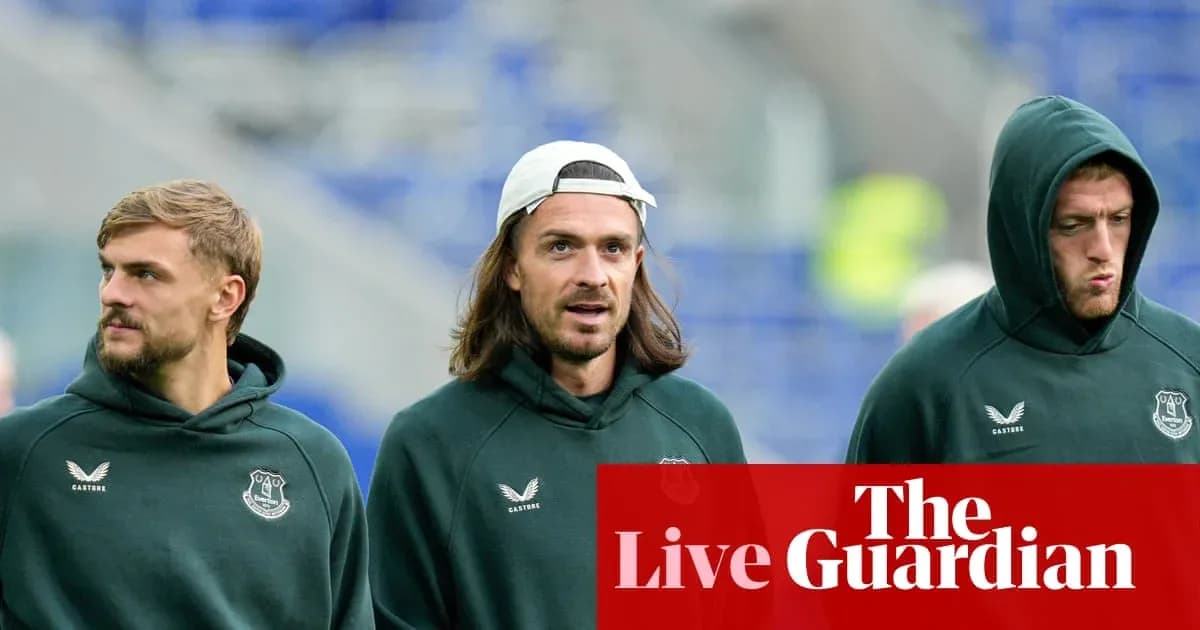 Игроки Everton в тренировочных толстовках на поле