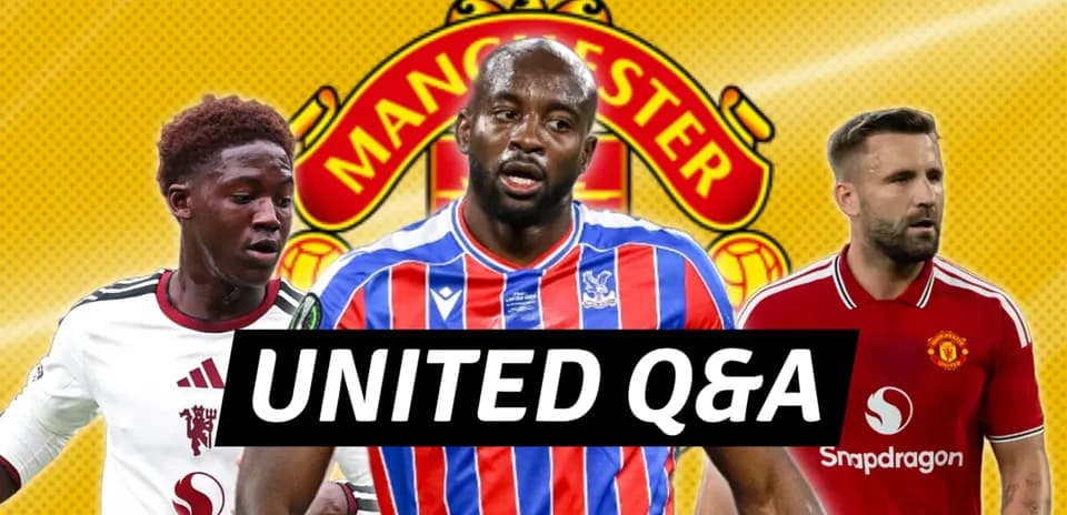 Трое игроков на фоне логотипа Manchester United