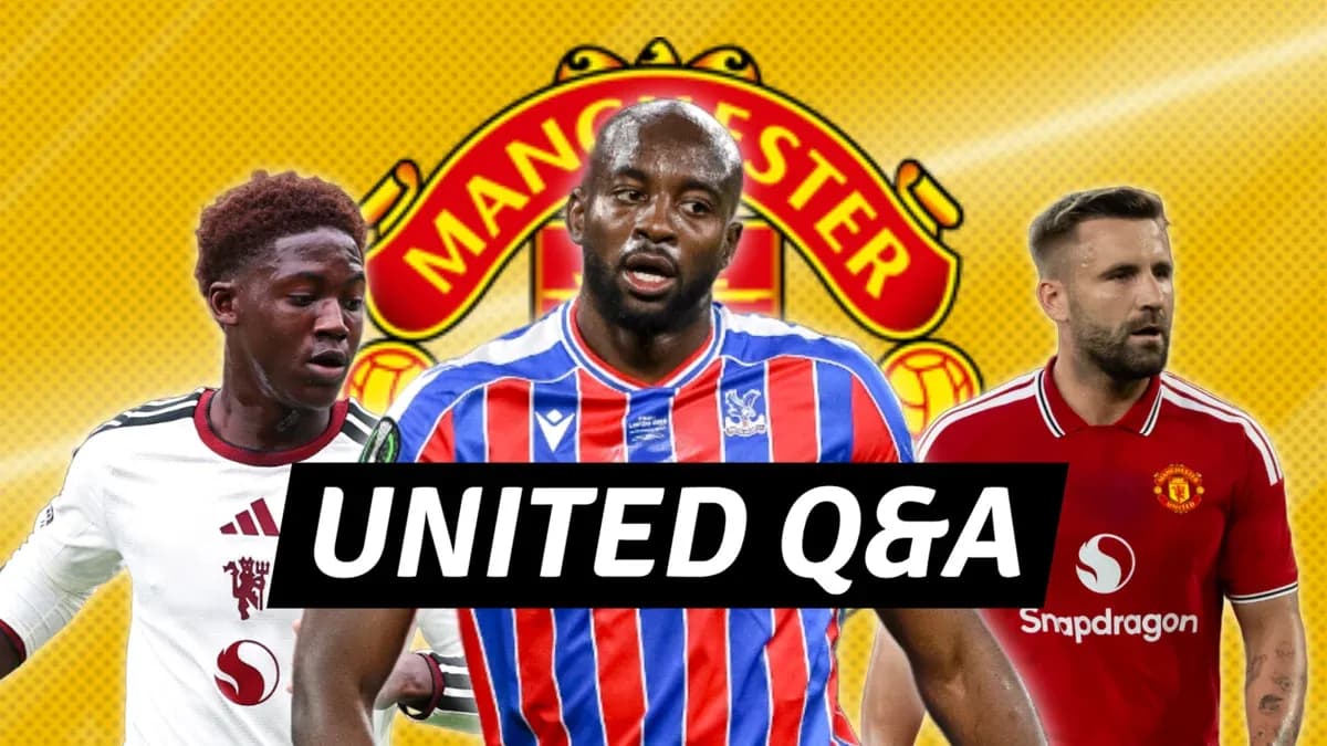 Трое игроков на фоне логотипа Manchester United