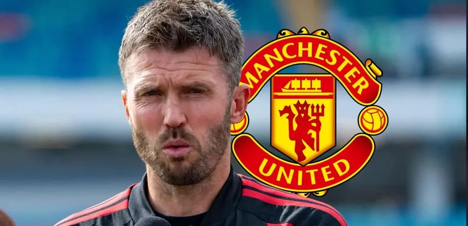 Тренер Manchester United дает интервью на стадионе