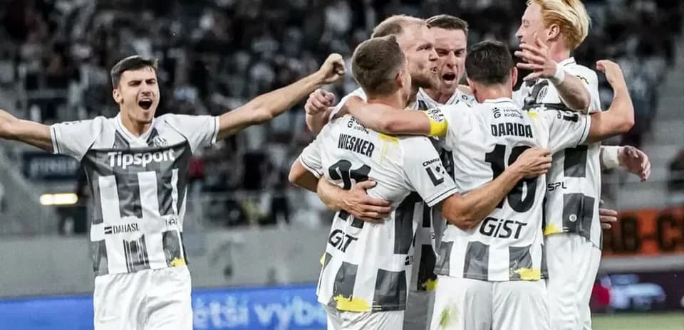 Игроки Храдец Кралове празднуют гол