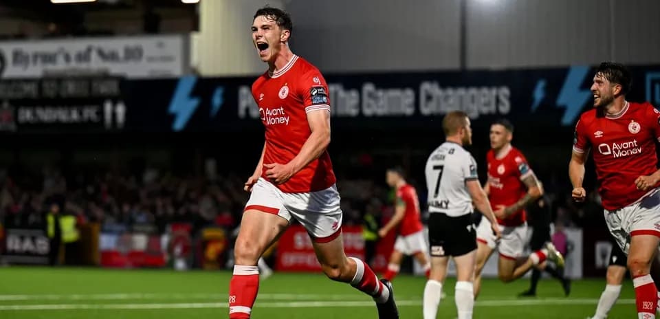 Игрок празднует гол в матче с Dundalk