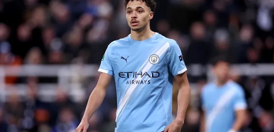 Игрок Manchester City в голубой форме на поле