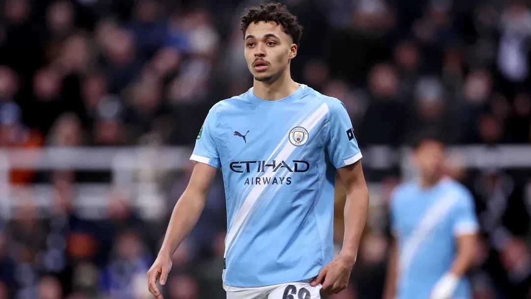 Игрок Manchester City в голубой форме на поле