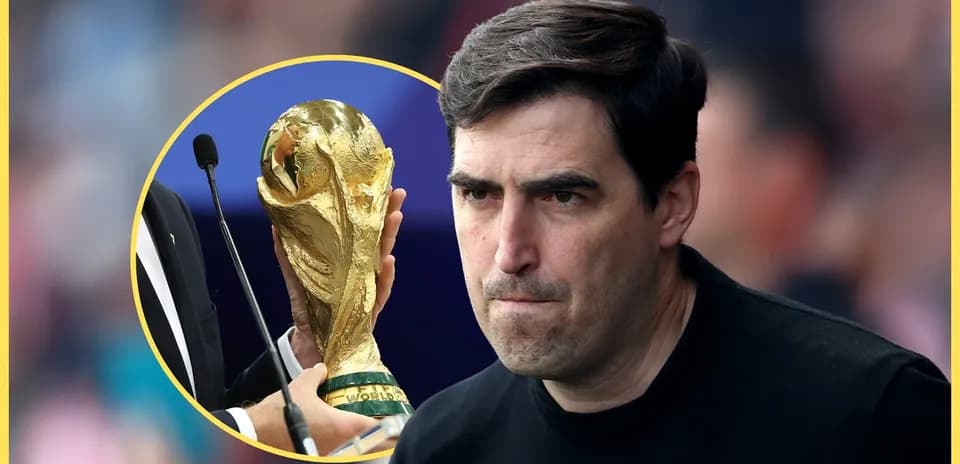 Тренер с серьезным выражением лица перед Кубком мира