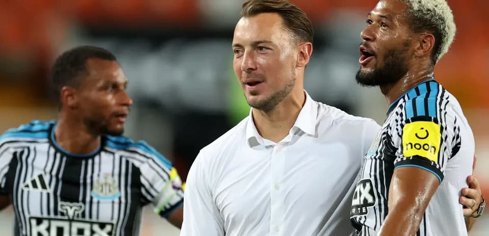 Игроки Ньюкасла празднуют победу на поле