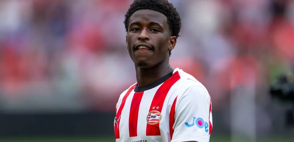 Игрок PSV в домашней форме на стадионе