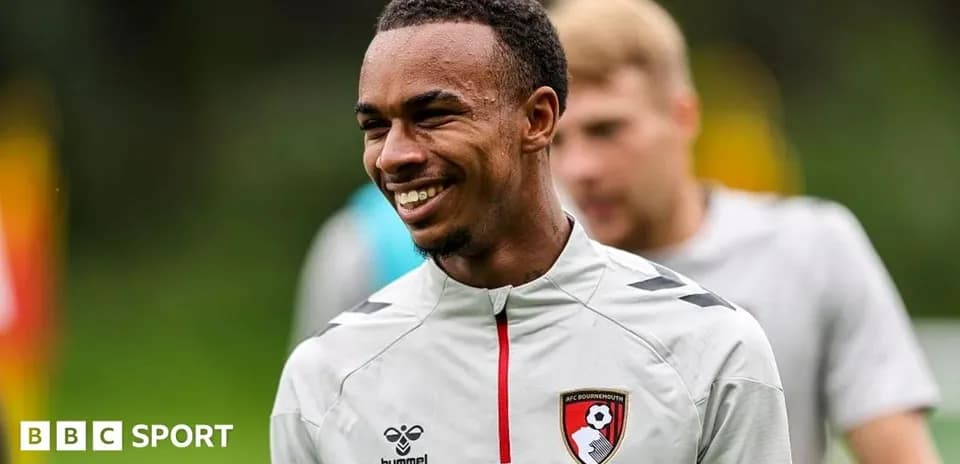 Игрок AFC Bournemouth улыбается на тренировке