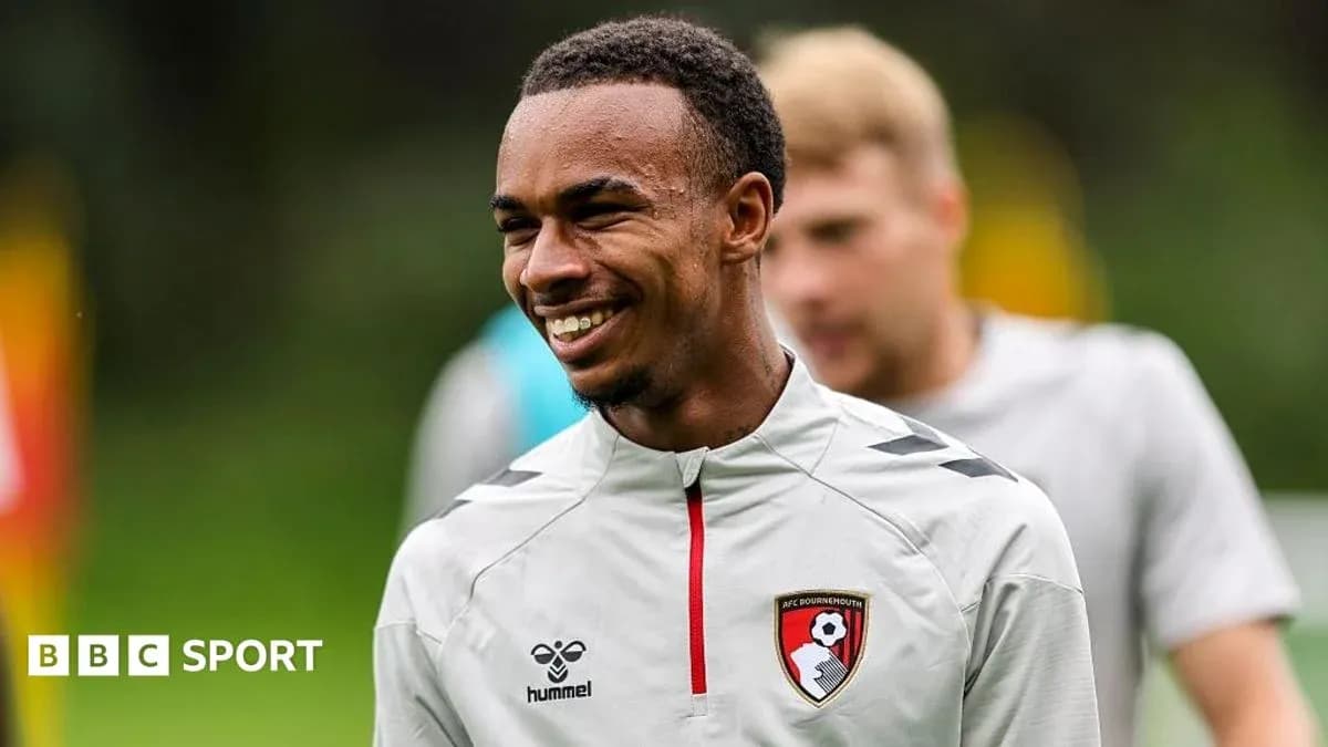 Игрок AFC Bournemouth улыбается на тренировке