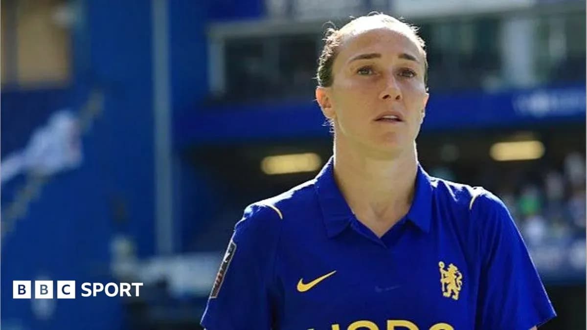 Игрок команды Челси на поле во время матча