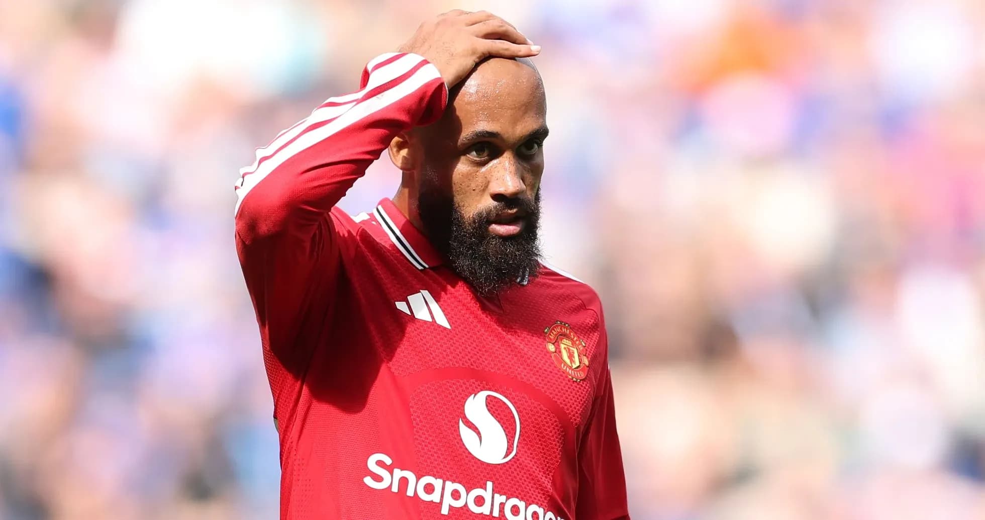 Игрок Manchester United в красной форме на поле