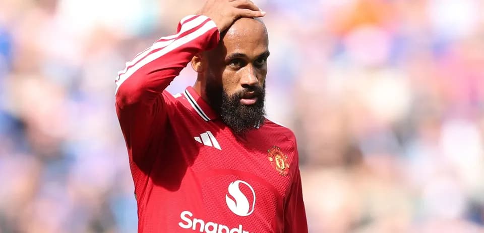 Игрок Manchester United в красной форме на поле