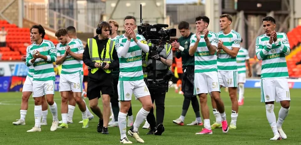 Игроки Celtic аплодируют после матча на стадионе