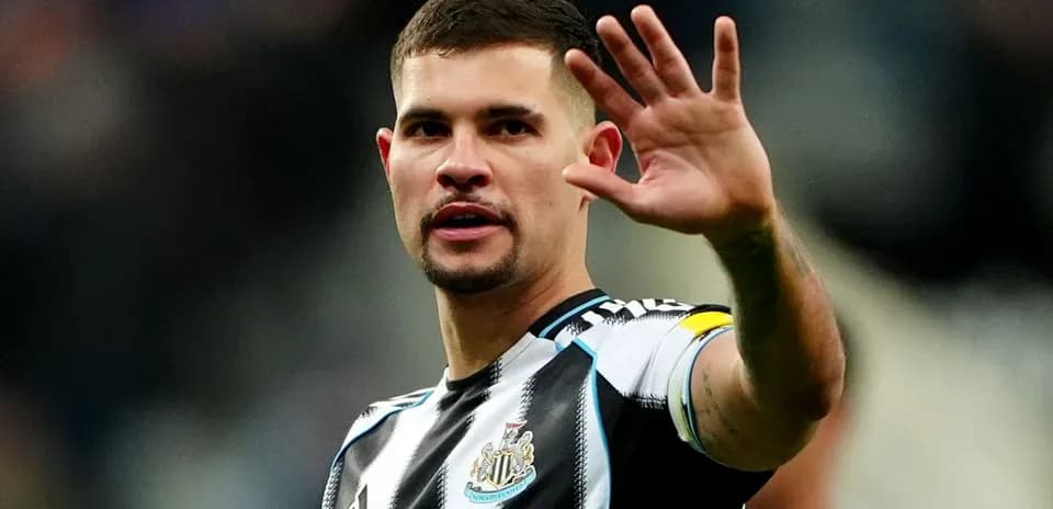 Игрок Newcastle United поднимает руку во время матча