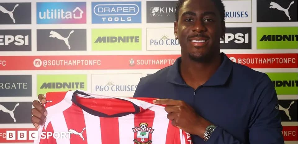 Игрок с футболкой Southampton FC на пресс-конференции