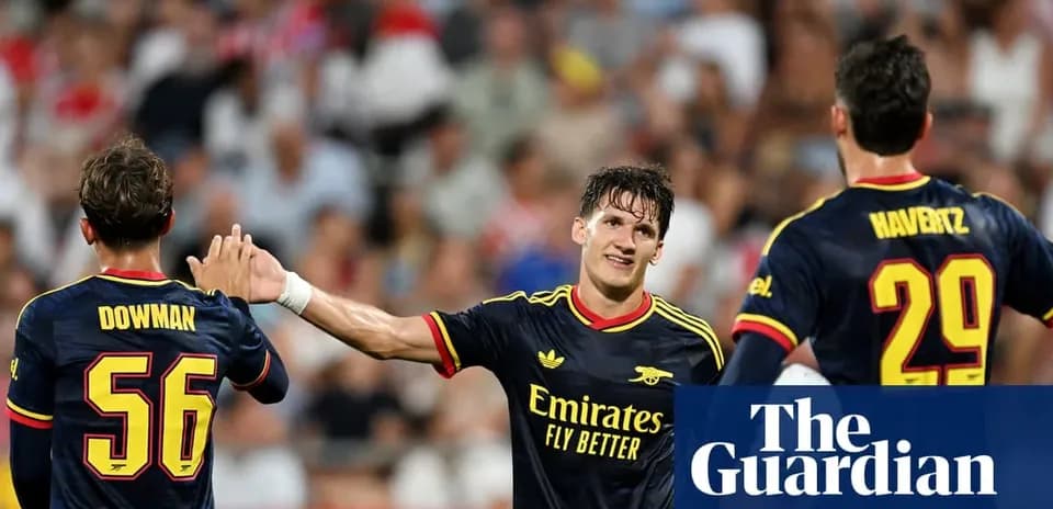 Игроки Arsenal празднуют гол на поле