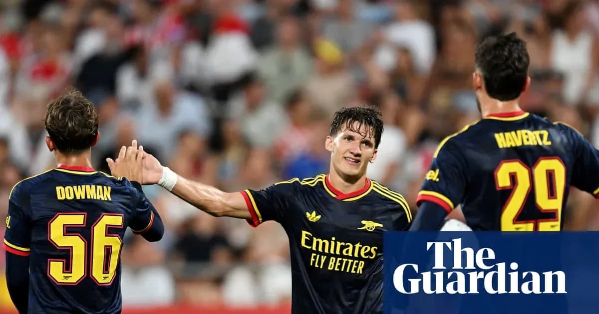 Игроки Arsenal празднуют гол на поле
